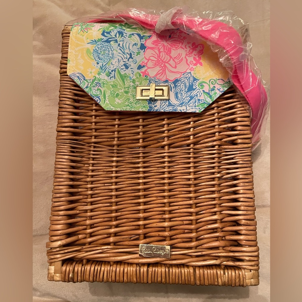New with tags Lilly Pulitzer whicker wine bottle and glass basket with print